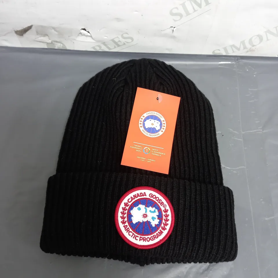 CANADA GOOSE BEANIE HAT IN BLACK