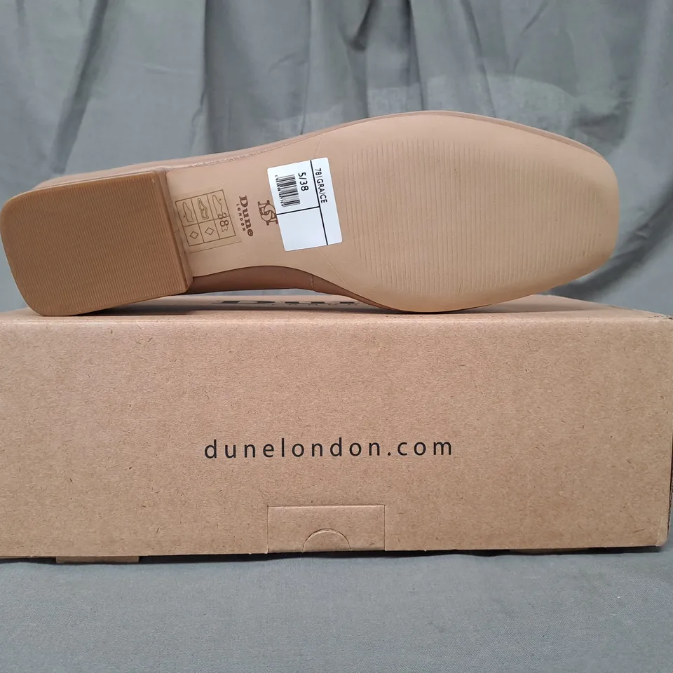 BOXED PAIR OF DUNE LONDON 781 GRACIE LOW BLOCK HEEL SQUARE TOE SHOES IN CARAMEL SIZE 5