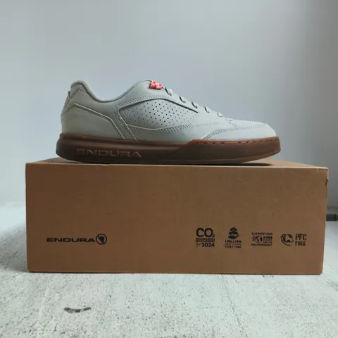 BOXED PAIR OF ENDURA HUMMVEE FLAT 99 TRAINERS IN PEBBLE GREY SIZE UK 9