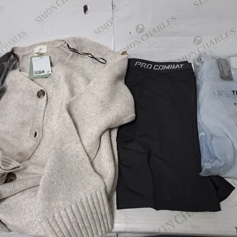 BOX OF APPROXIMATELY 25 ASSORTED CLOTHING ITEMS TO INCUDE - T-SHIRT - TROUSERS , TOPS , BOXERS - ETC