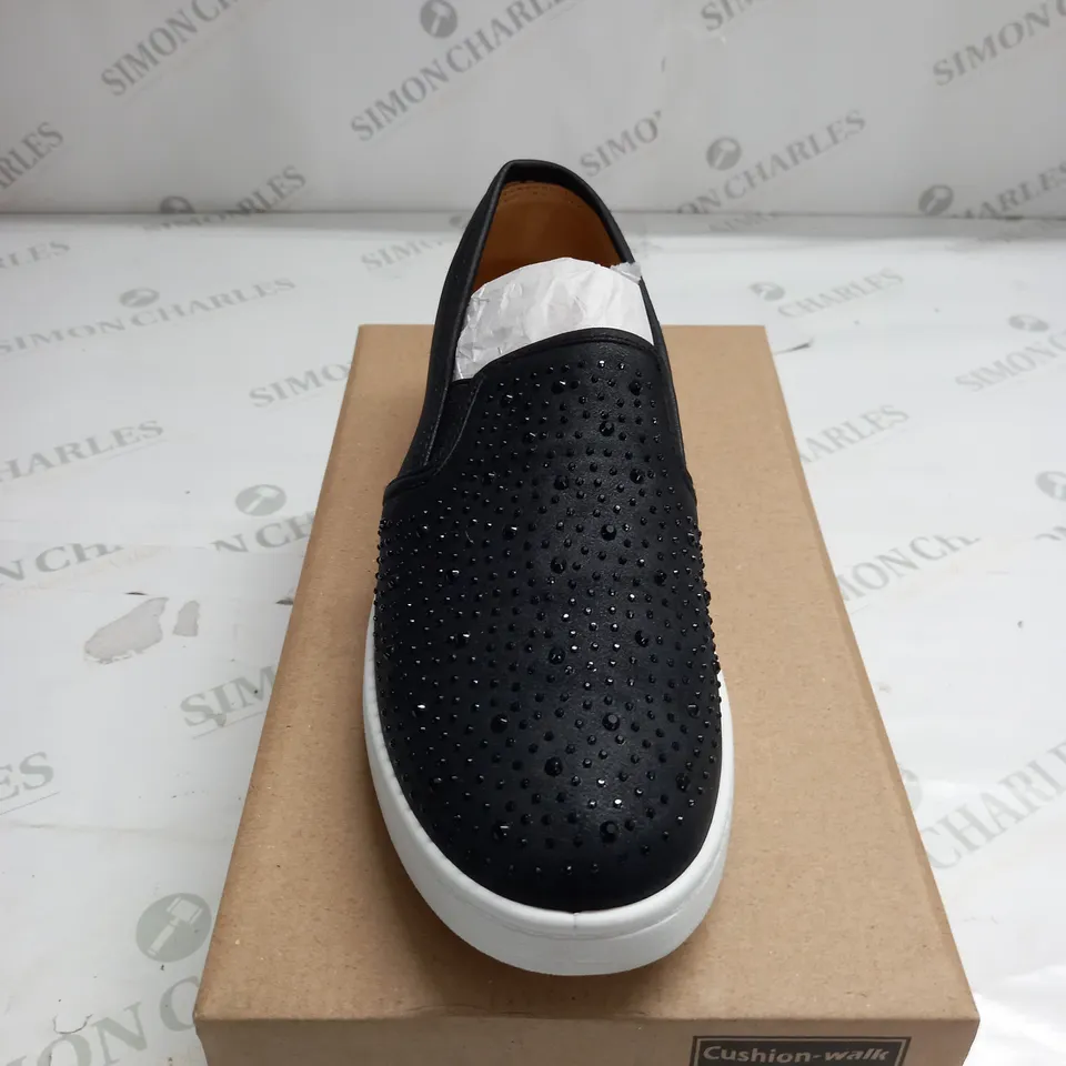 BOXED CUSHION WALK DIAMONATE TRAINERS SIZE 7