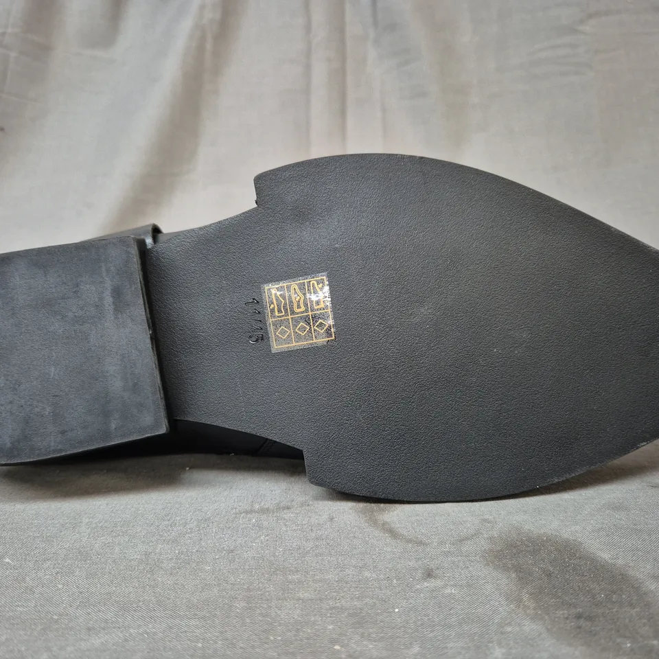 BOXED PAIR OF KOI SOULRENDER MEN'S HARDWARE COWBOY BOOTS IN BLACK/ANTIQUE SILVER SIZE 11