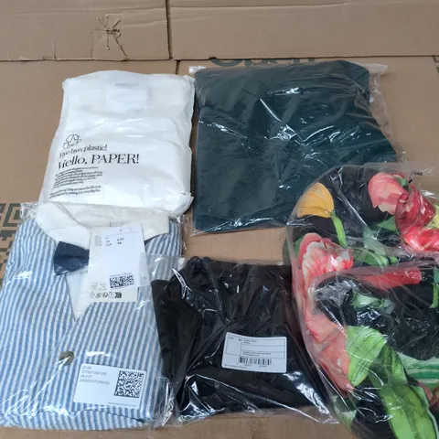 APPROXIMATELY 30 ASSORTED CLOTHING ITEMS IN VARIOUS SIZES, STYLES & COLOURS TO INCLUDE BRANDS SUCH AS MNG, H&M, RO&ZO, ETC - COLLECTION ONLY