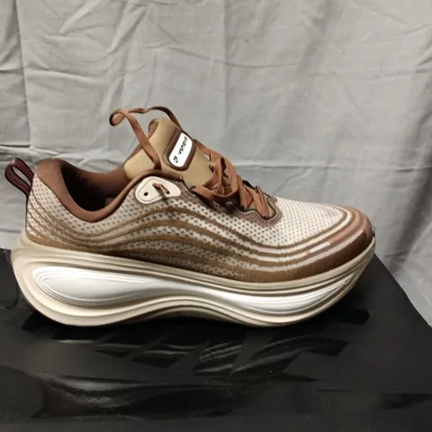BOXED NIKE VOMERO PLUS QS RUNNING SHOES – BROWN/TAN, UK 9.5 (US 10.5)