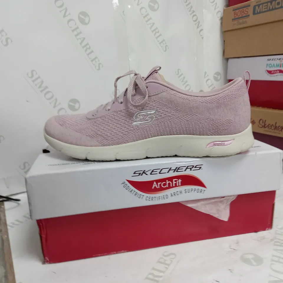 SKETCHERS ARCHFIT TRAINER SIZE 5.5
