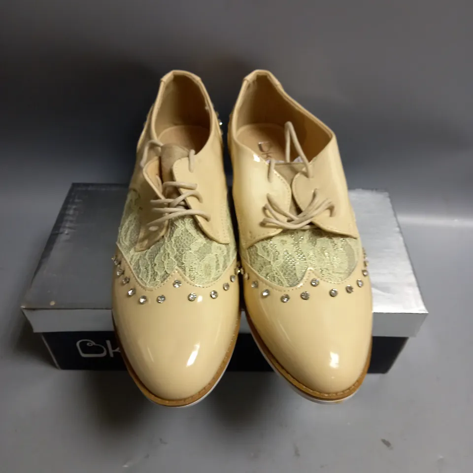 BOXED KELSI LADIES FLAT BEIGE BROGUES WITH LACE AND DIAMANTE DETAIL. SIZE 8