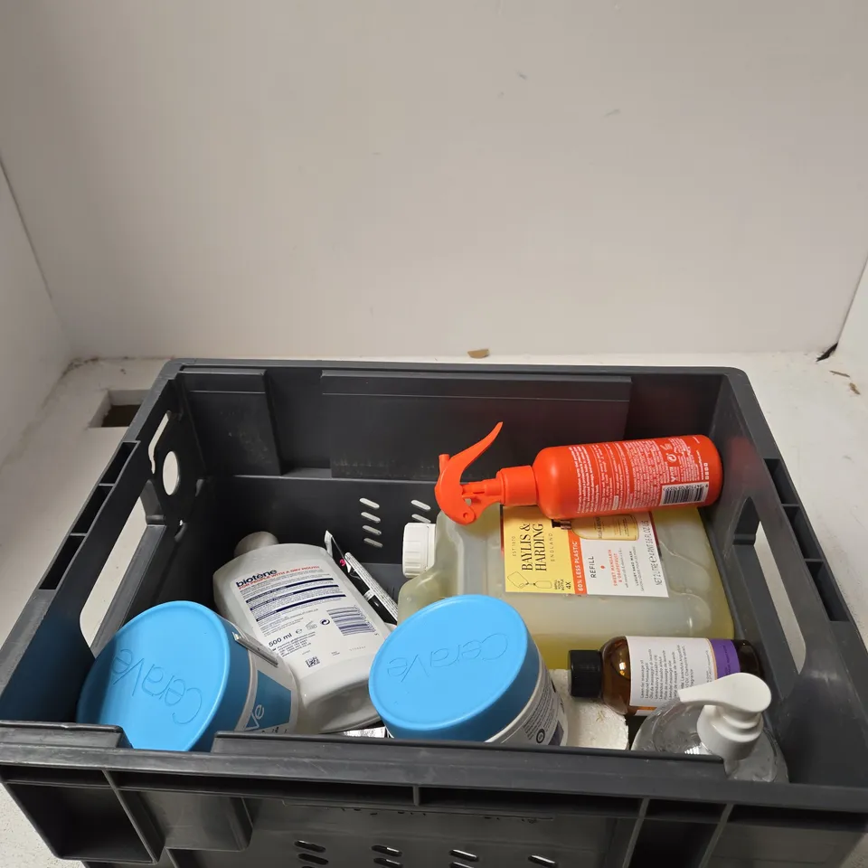 TOTE OF APPROXIMATELY 10 ASSORTED BEAUTY PRODUCTS INCLUDING GARNIER OLIA AFTER COLOUR CARE, LEE STAFFORD LAMINATION SPRAY AND BAYLIS & HARDING HAND WASH