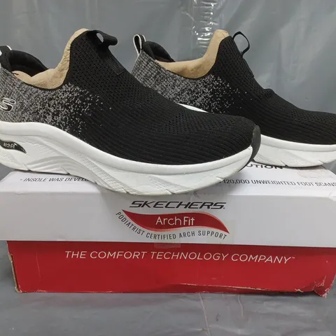BOXED PAIR OF SKECHERS ARCH D'LUX SLIP-ON TRAINERS IN BLACK SIZE 5