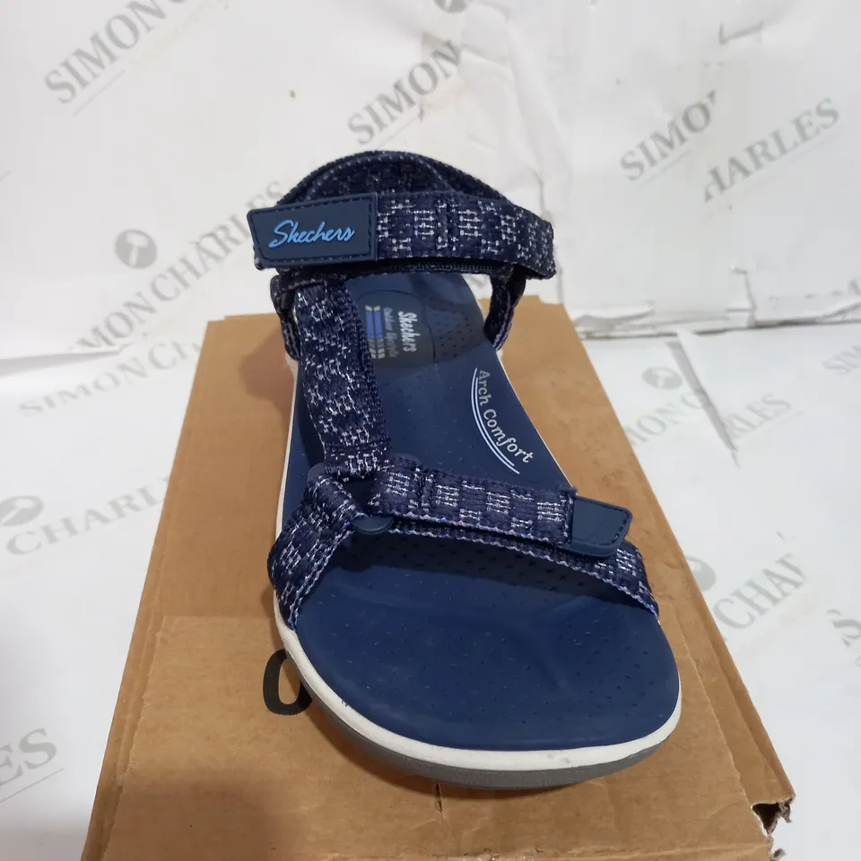 SKECHERS ARCH COMFORT NAVY SANDALS SIZE UNSPECIFIED 