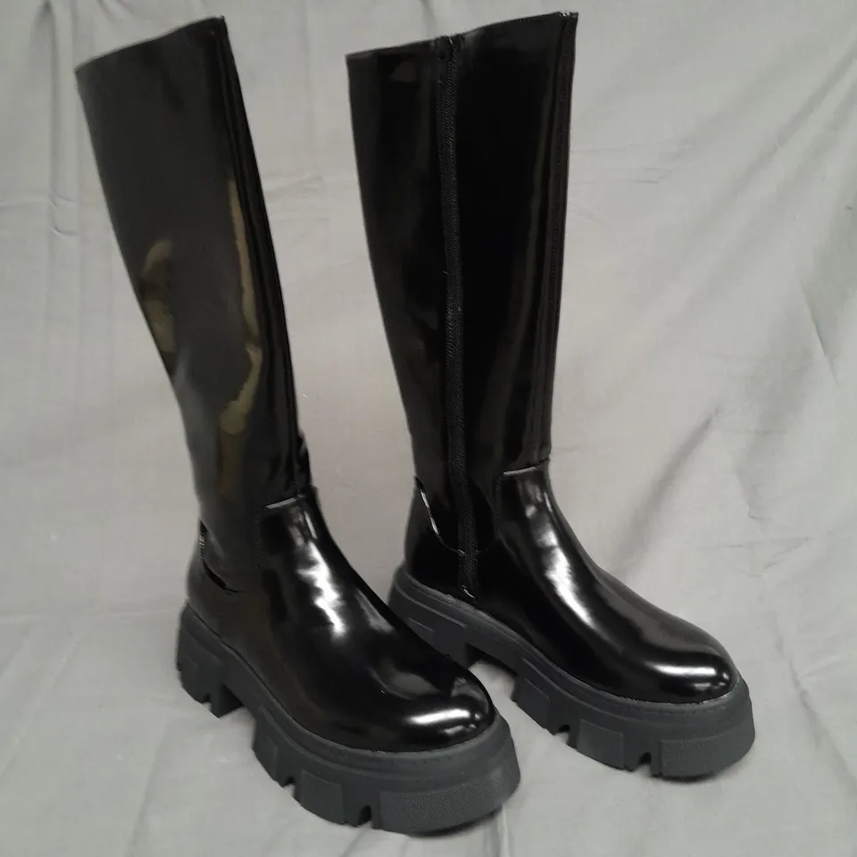 BOXED PAIR OF PUBLIC DESIRE KNEE HIGH ZIP UP BLACK BLOCK BOOT SIZE 6 
