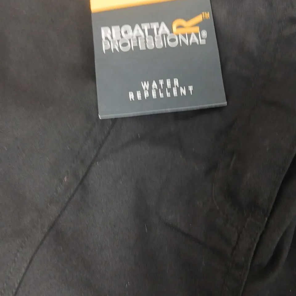 REGATTA PROFESSIONAL WOMEN’S WATER-RESISTANT CARGO TROUSERS, BLACK – UK 16 (EU 42, FR 44), INSIDE LEG 31 IN