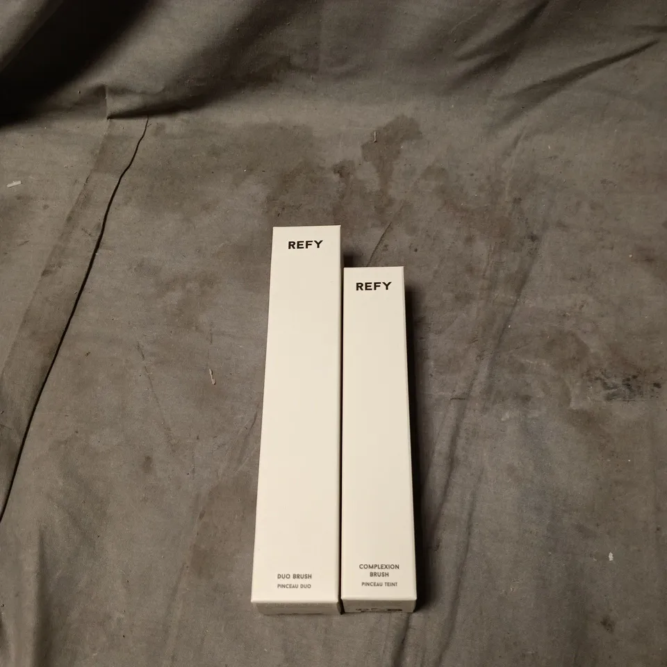 2 X REFY ITEMS: COMPLEXION BRUSH + DUO BRUSH