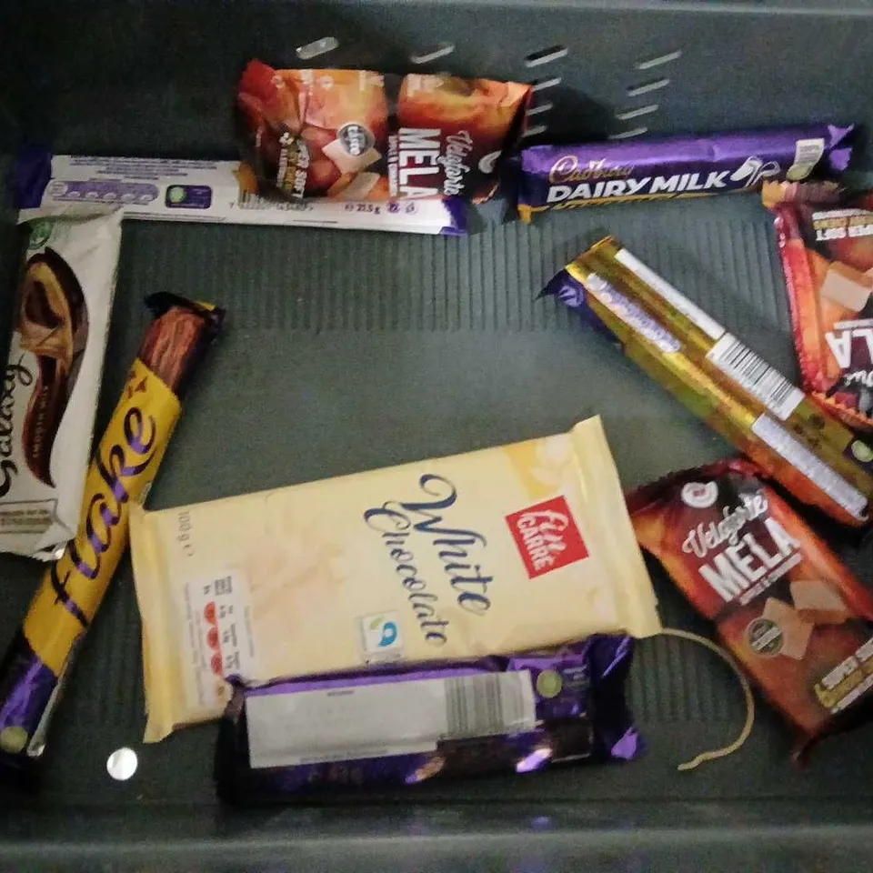 LOT OF APPROXIMATELY 18 ASSORTED CHOCOLATE ITEMS TO INCLUDE LINDT, HOTEL CHOCOLAT AND GALAXY