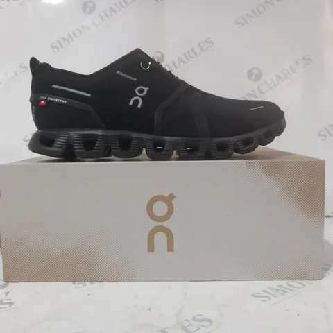 BOXED PAIR OF ON CLOUD 5 WATERPROOF SHOES IN BLACK UK SIZE 6.5