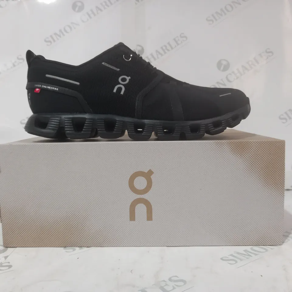 BOXED PAIR OF ON CLOUD 5 WATERPROOF SHOES IN BLACK UK SIZE 6.5