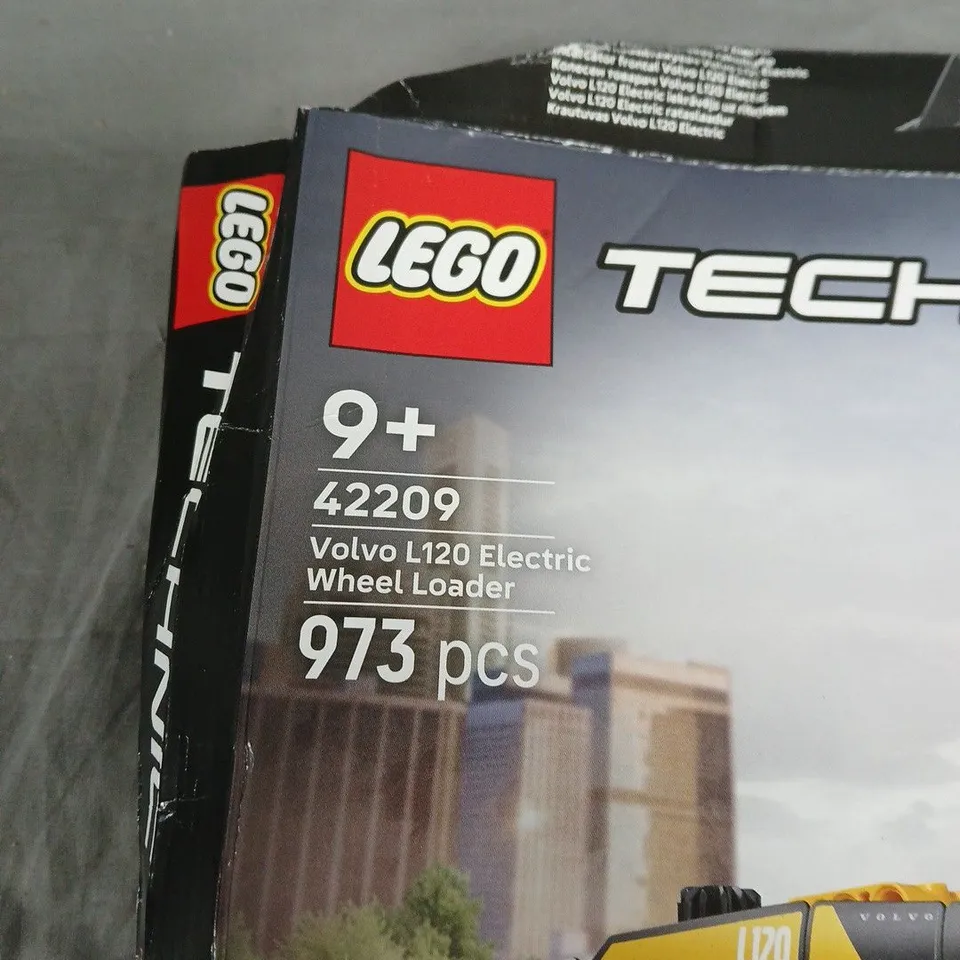 LEGO TECHNIC VOLVO L120 ELECTRIC WHEEL LOADER SET 42209 – 973 PCS (AGE 9+)