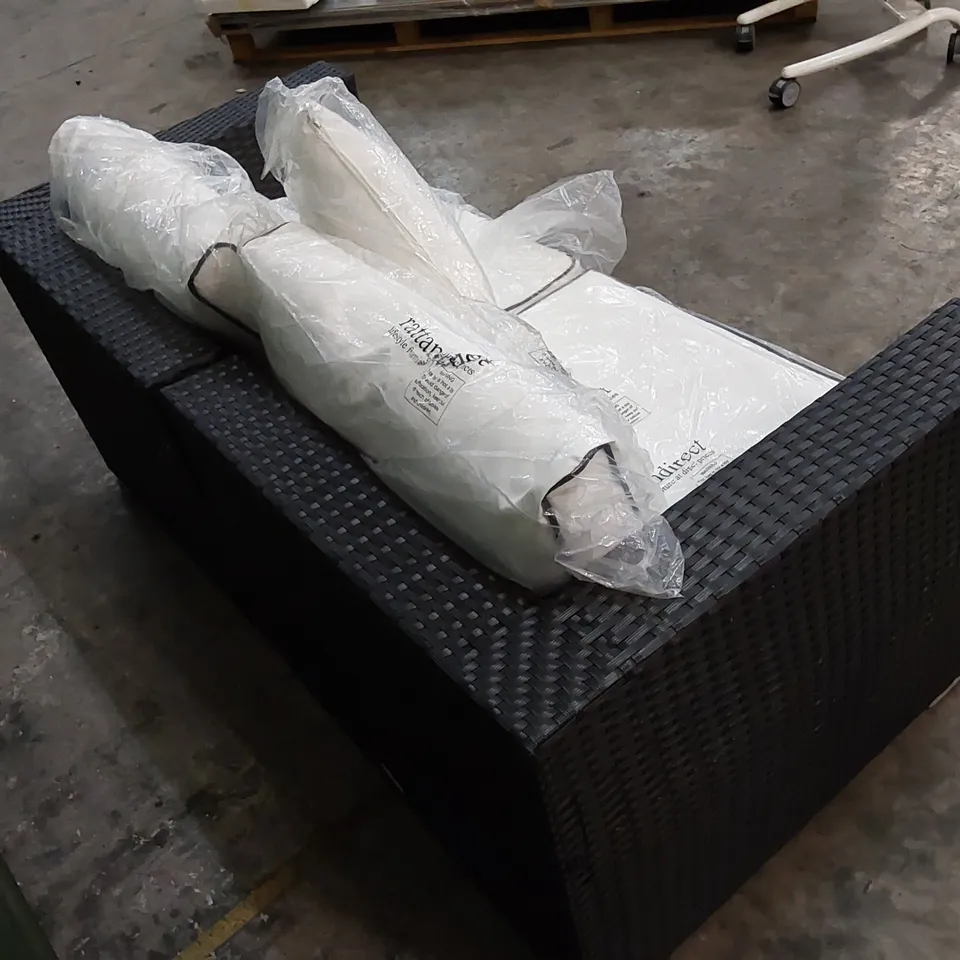 DESIGNER RATTAN 2 SEATER GARDEN/PATIO SOFA WITH CUSHIONS