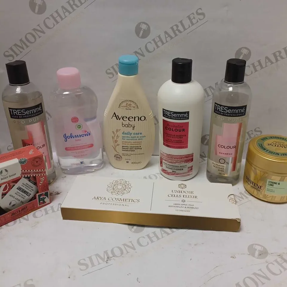 LOT OF APPROXIMATELY 25 COSMETICS ITEMS TO INCLUDE PANTENE MIRACLES BAMBOO STRONG AND LONG HAIR MASK, TRESEMME REVITALISE COLOUR CONDITIONER, AYRA COSMETICS UNIDOSE CELLE ELIXER, ETC