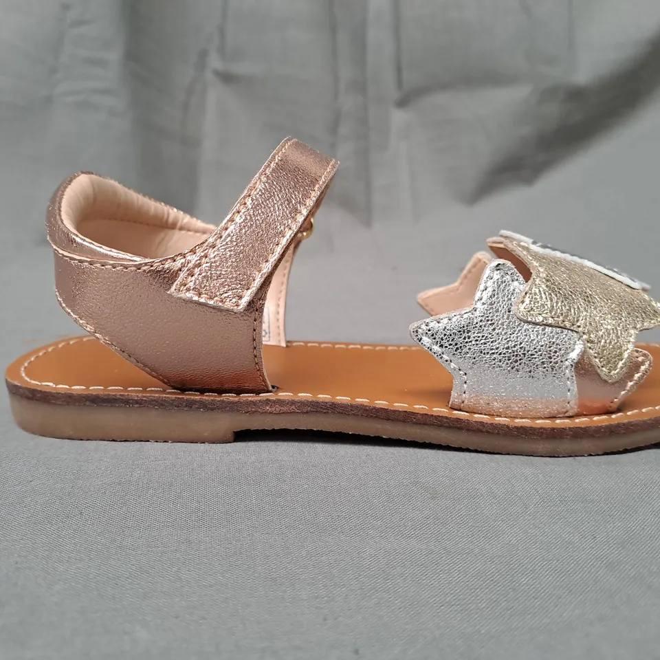 BOXED PAIR OF MINI BODEN KIDS METALLIC STAR OPEN TOE SANDALS EU SIZE 31