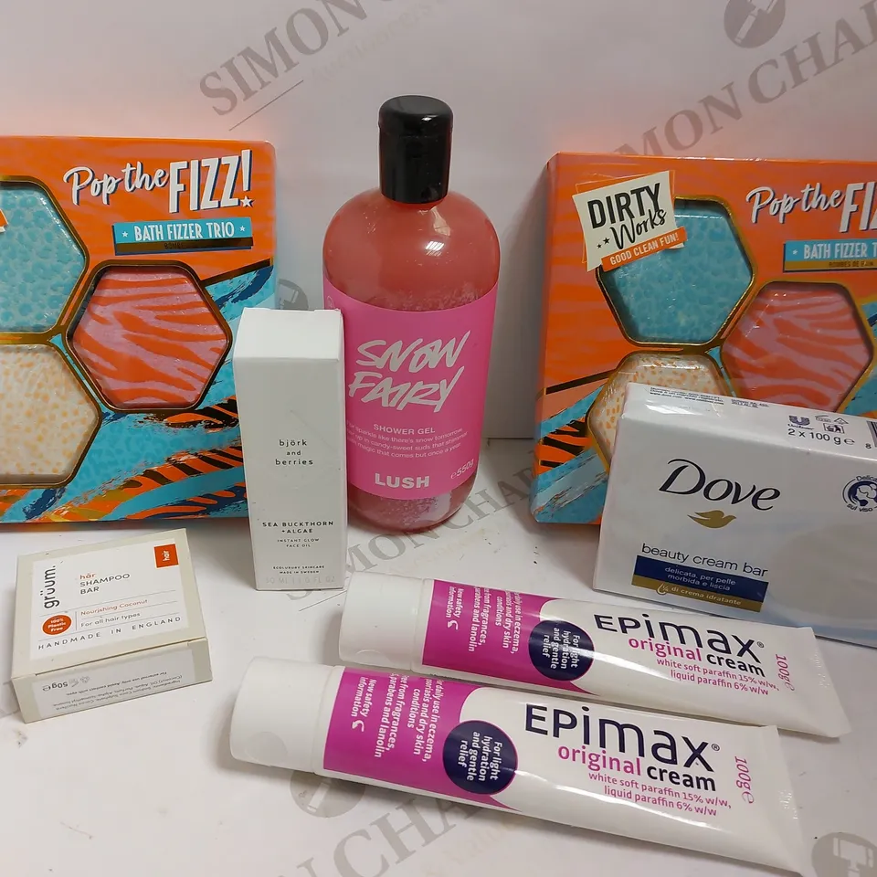BOX OF APPROX 15 COSMETIC ITEMS TO INCLUDE BJORK AND BERRIES FACE OIL, DIRTY WORKS BATH FIZZER TRIO AND LUSH SNOW FAIRY SHOWER GEL