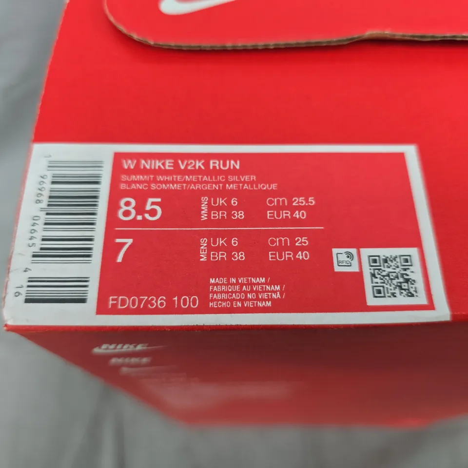 BOXED PAIR OF NIKE V2K RUN WOMEN’S SNEAKERS - SUMMIT WHITE/METALLIC SILVER, UK 6