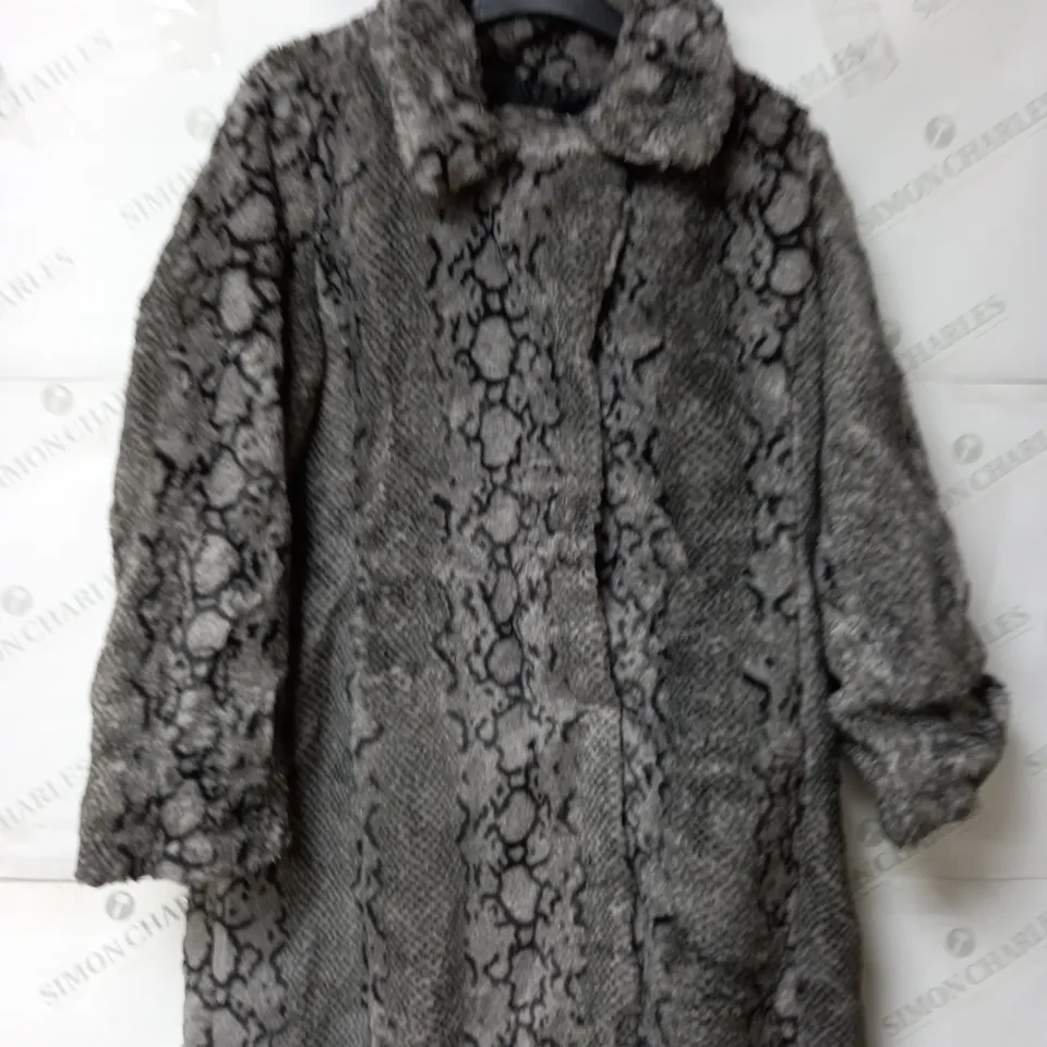 CENTIGRADE COAT IN CHARCOAL SIZE MEDIUM