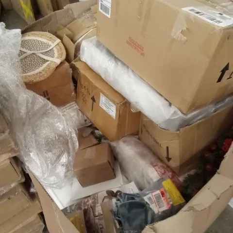 PALLET OF ASSORTED DESIGNER HOUSEHOLD HOMEWARE GOODS AND PRODUCTS TO INCLUDE; BEDDING, CHRISTMAS DECORATIONS, PLACEMATS ETC