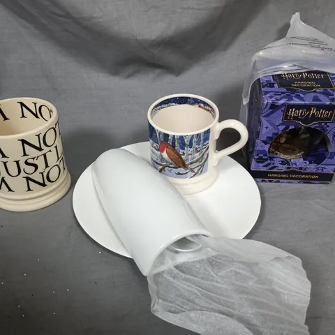 APPROXIMATELY 6 ASSORTED HOUSEHOLD ITEMS TO INCLUDE HARRY POTTER BAUBLE, MUGS, PLATE, ETC - COLLECTION ONLY