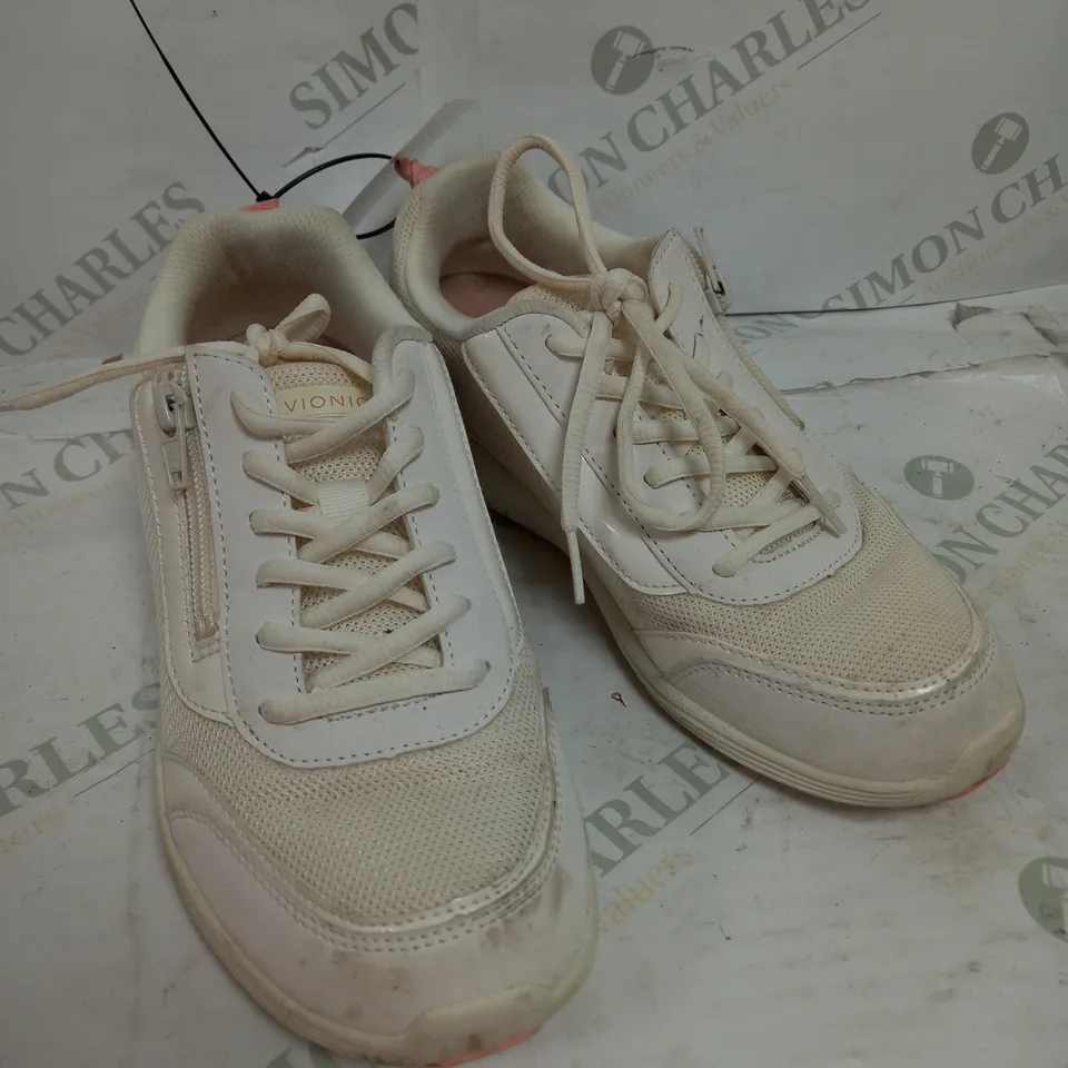 VIONIC AGILE CASSIS ZIP TRAINER - SIZE 5