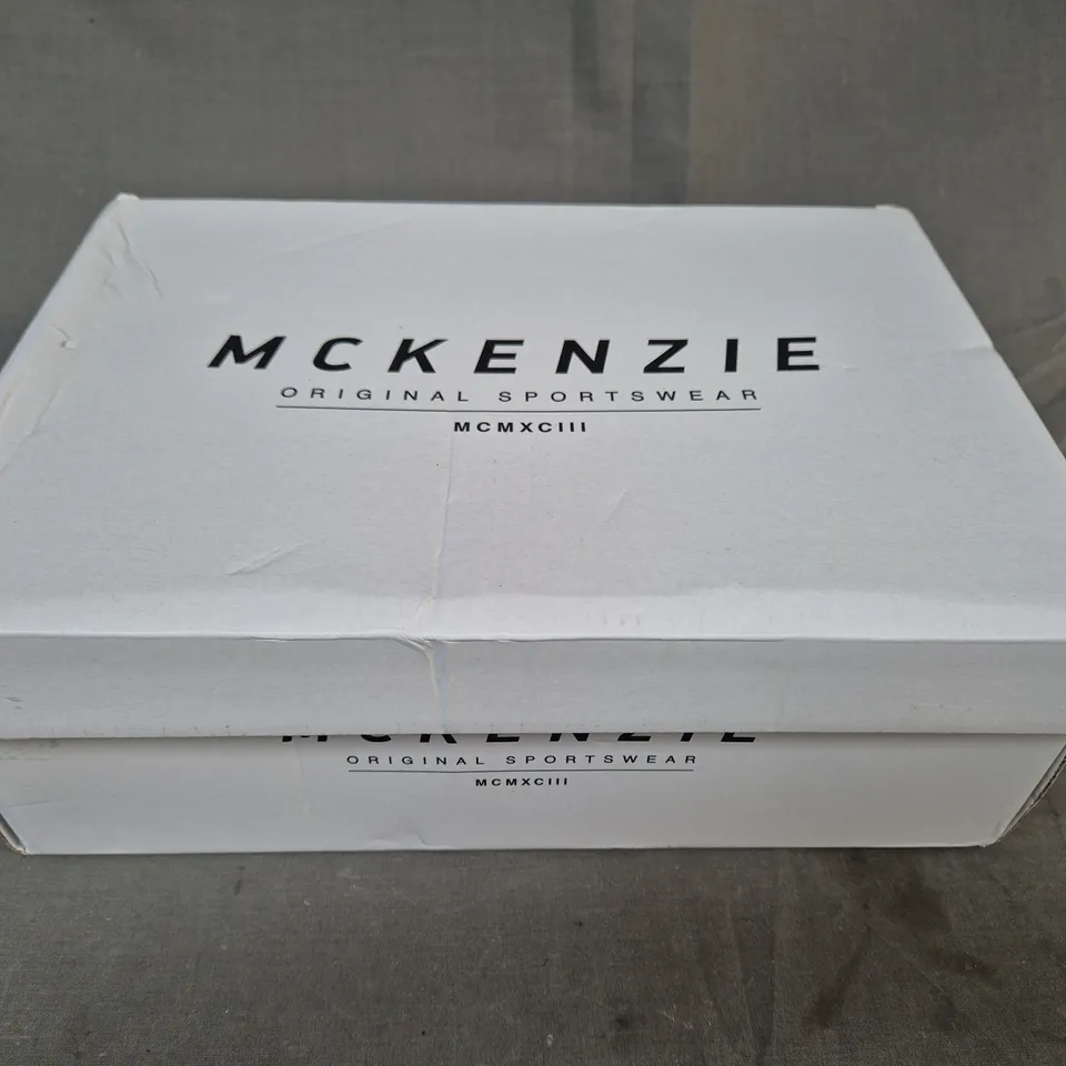 BOXED PAIR OF MCKENZIE MEN'S APOLLO SHOES IN BLACK UK SIZE 10.5