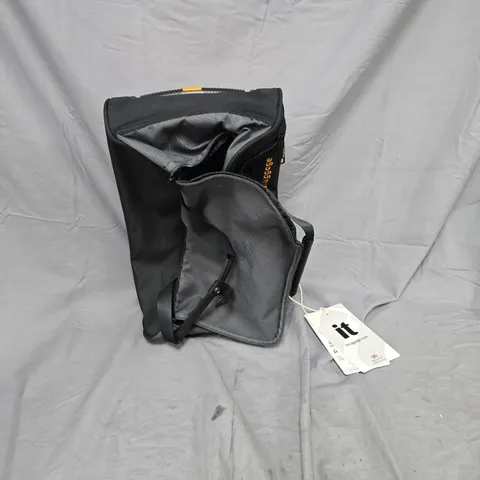 IT LUGGAGE CABIN BAG WITH WHEELS – BLACK TRAVEL CASE 