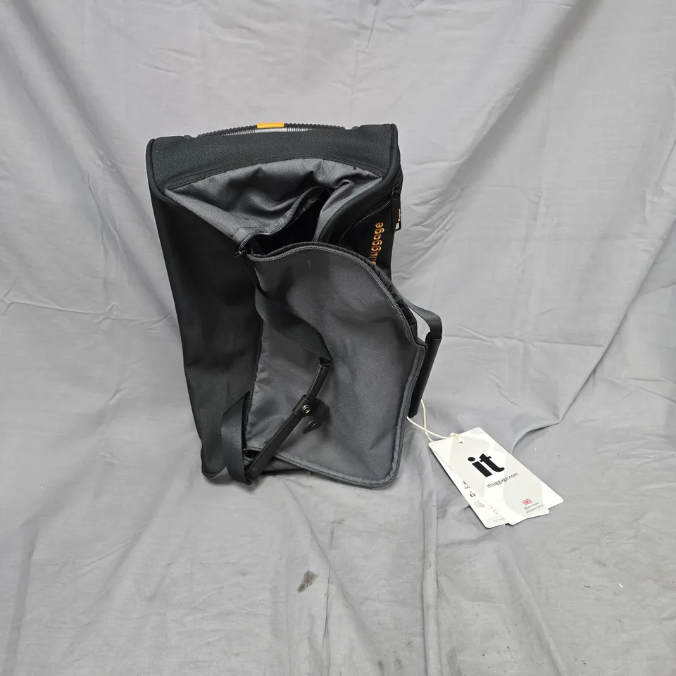 IT LUGGAGE CABIN BAG WITH WHEELS – BLACK TRAVEL CASE