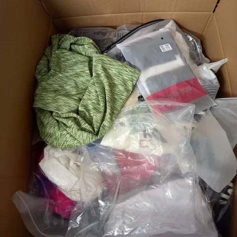 BOX OF APPROX 35 ASSORTED CLOTHING ITEMS TO INCLUDE - DRESSES, T-SHIRTS AND TROUSERS