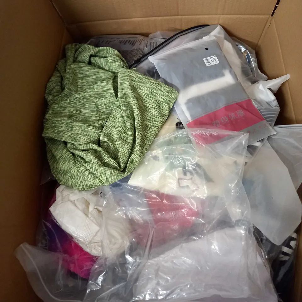 BOX OF APPROX 35 ASSORTED CLOTHING ITEMS TO INCLUDE - DRESSES, T-SHIRTS AND TROUSERS
