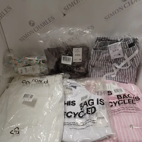 BOX OF APPROXIMATELY 20 ASSORTED CLOTHING PRODUCTS IN VARIOUS BRANDS & SIZES TO INCLUDE JEANS, BIKINI TOPS, SHIRTS ETC