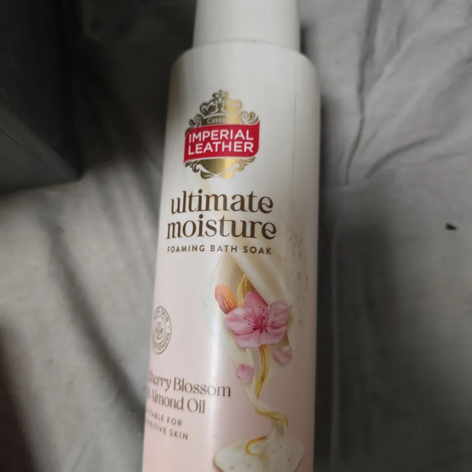 ASSORTED HEALTH & BEAUTY LOT: SUNDAY RAIN BUBBLE BATH, IMPERIAL LEATHER FOAMING BATH SOAK, COLGATE TOOTHPASTE, MINI MASSAGER BOX