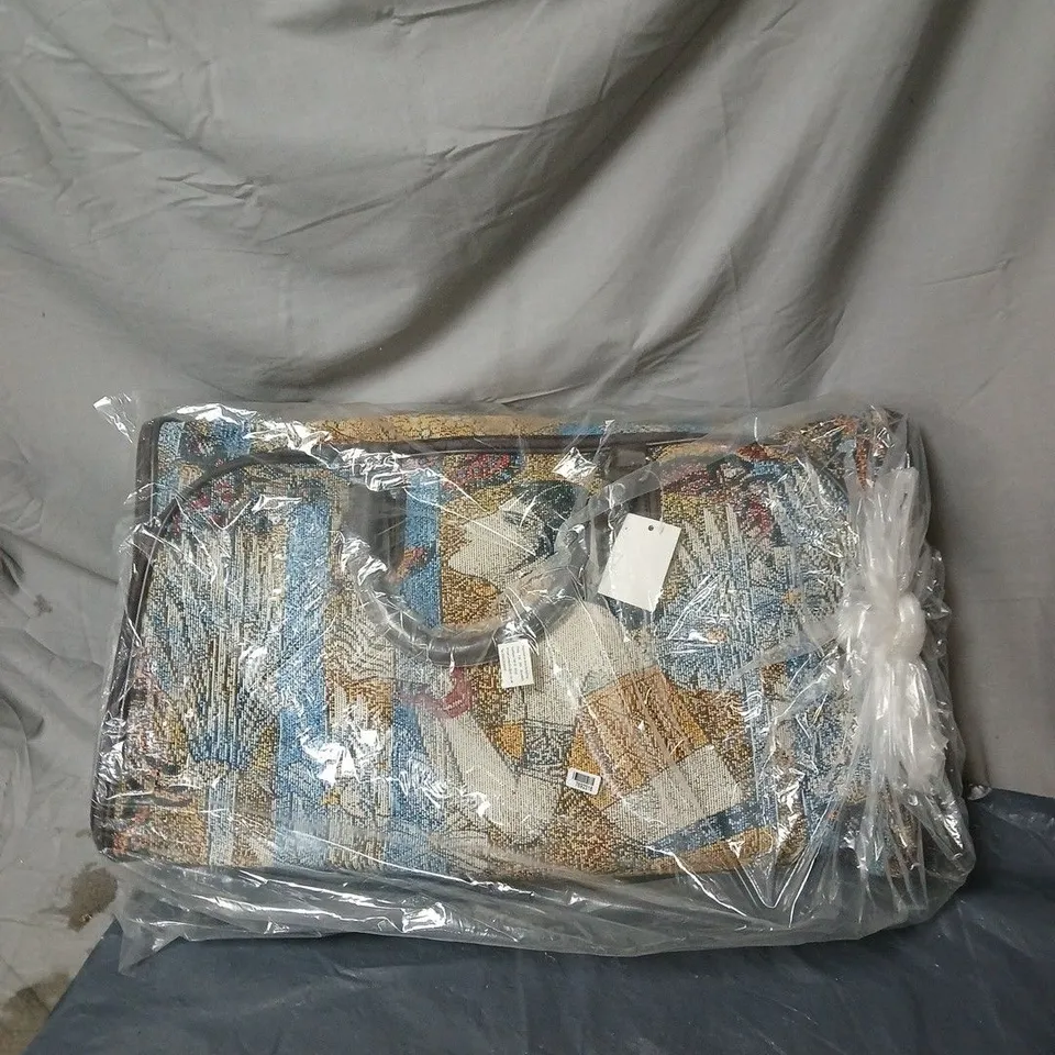 TRAVEL BAG WITH HANDLES, ON WHEELS.