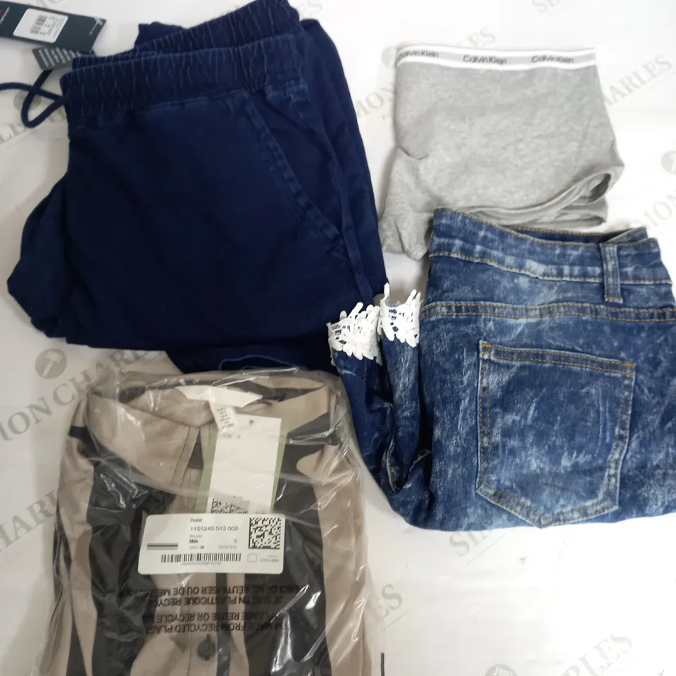 BOX OF APPROXIMATELY 25 ASSORTED CLOTHING ITEMS TO INCUDE - JEANS , BOYSHORTS , TROUSERS ETC