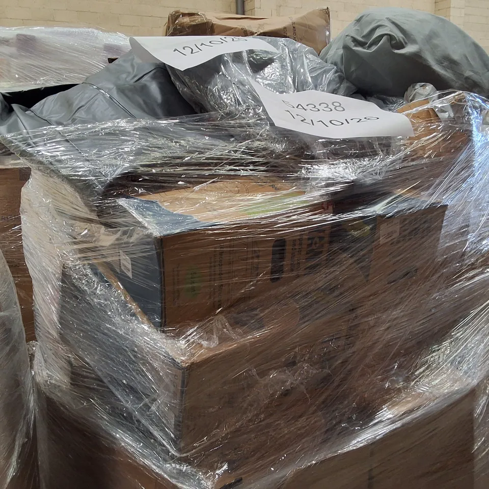 PALLET CONTAINING LARGE QUANTITY OF AIR BEDS