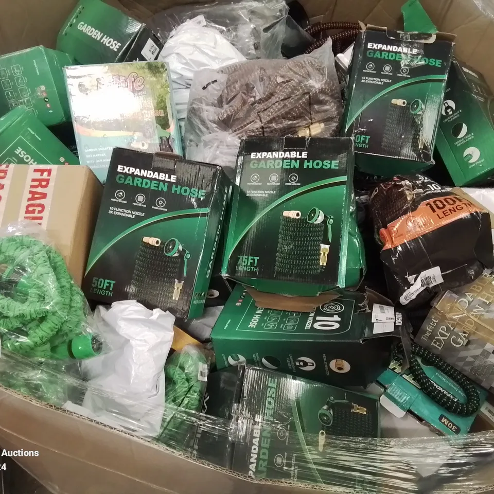 PALLET OF ASSORTED ITEMS TO INCLUDE, AN ASSORTMENT OF EXPANDABLE GARDEN HOSES IN VARIOUS SIZES.