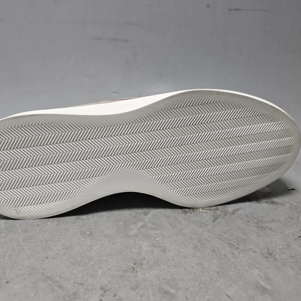 STEVE MADDEN SLIP ON SHOE IN GREY - UK 9 
