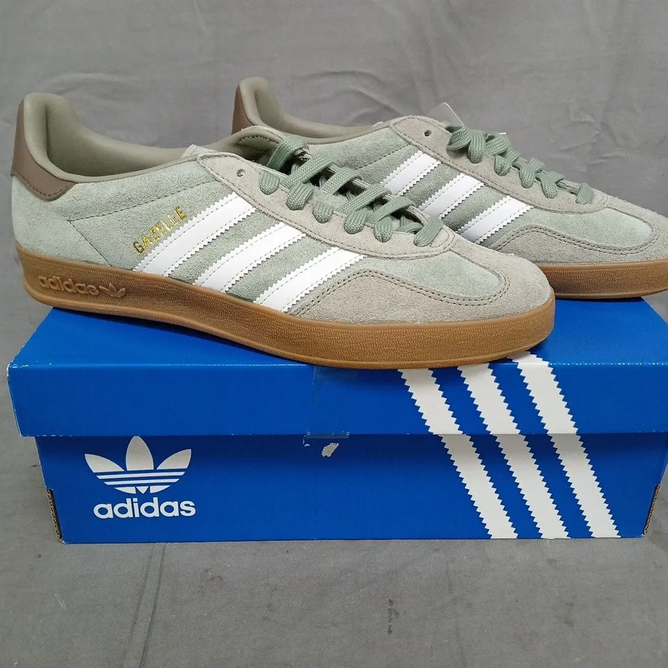 BOXED PAIR OF ADIDAS GAZELLE INDOOR TRAINERS IN PALE GREEN/WHITE SIZE UK 8