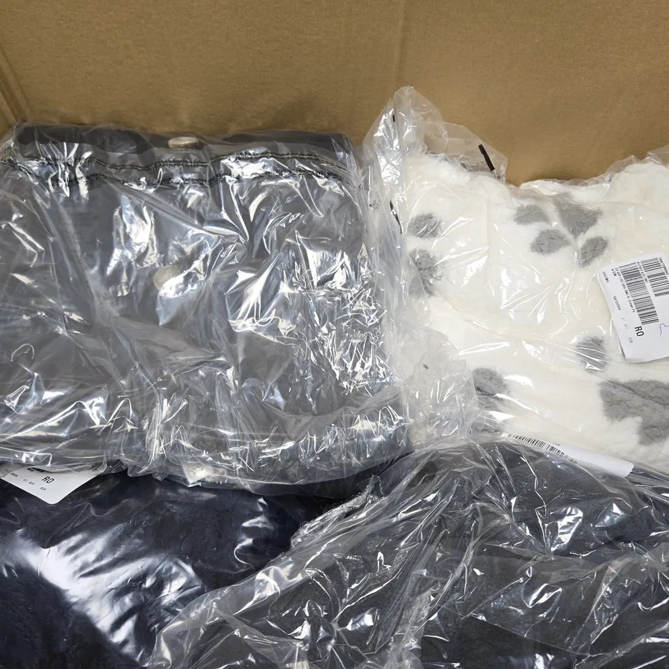 BOX OF APROX 8 ASSORTED CLOTHING AND HOUSEHOLD ITEMS IN VARIOUS STYLES. SIZES, AND COLOURS - COLLECTION ONLY