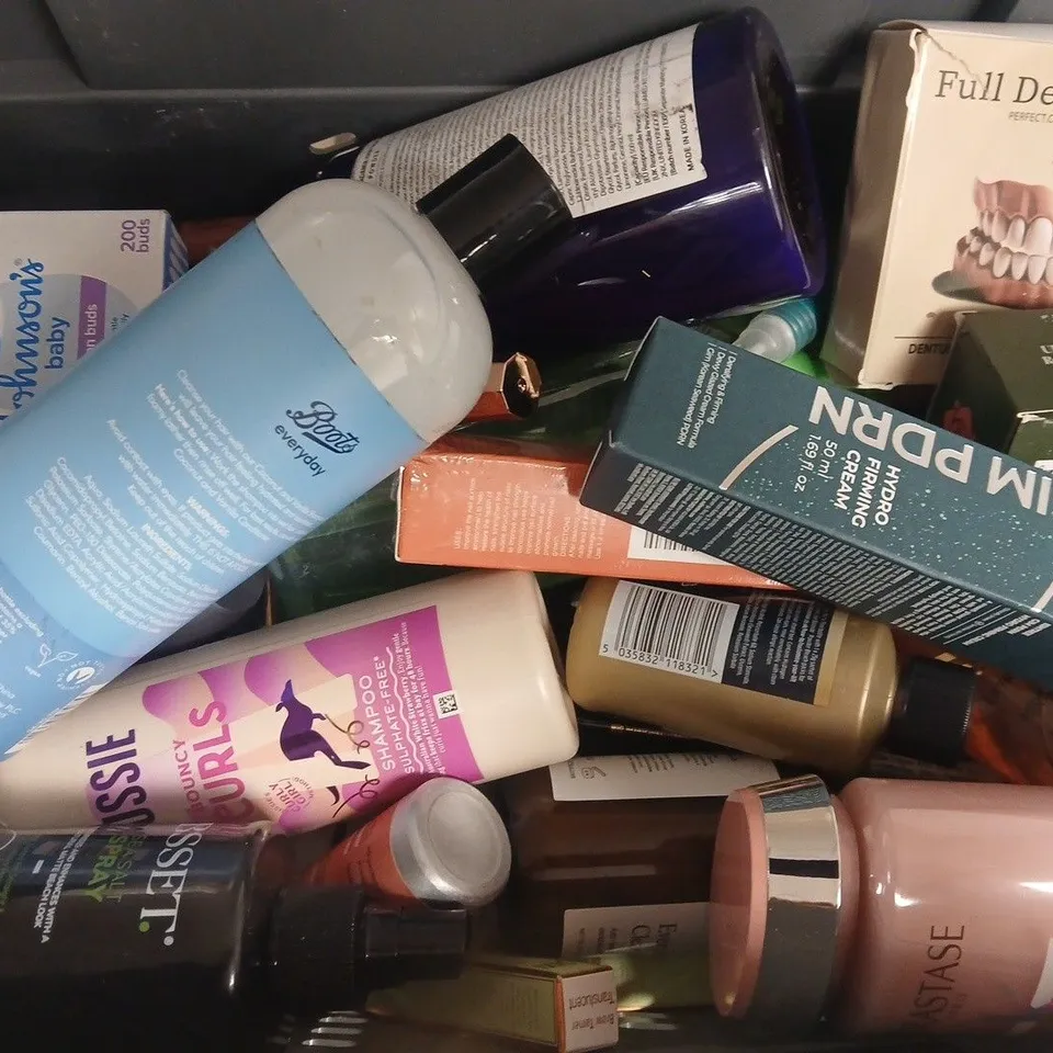 APPROXIMATELY 20 ASSORTED HEALTH & BEAUTY PRODUCTS TO INCLUDE KUNDAL BABY POWDER, LOREAL ELVIVE MIRACLE HAIR SERUM, BOOTS SHAMPOO, ETC - COLLECTION ONLY