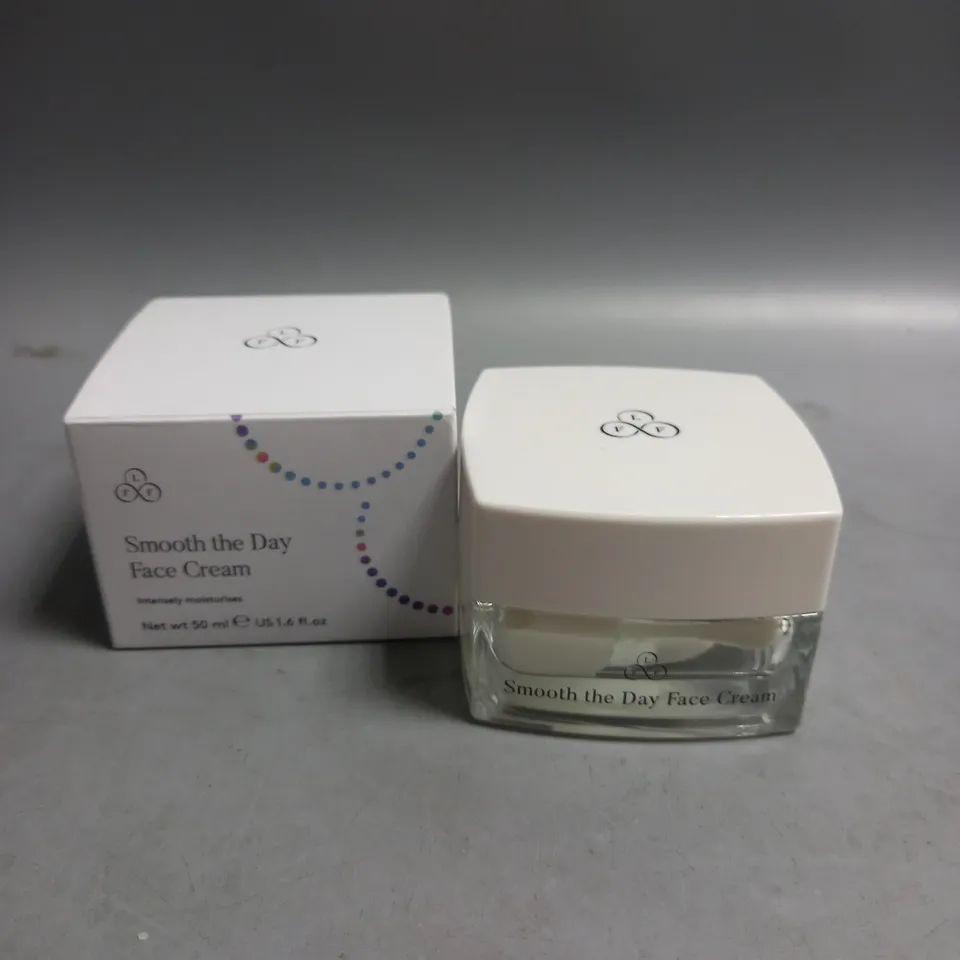 BOXED LOOK FABULOUS FOREVER SMOOTH THE DAY FACE CREAM 50ML