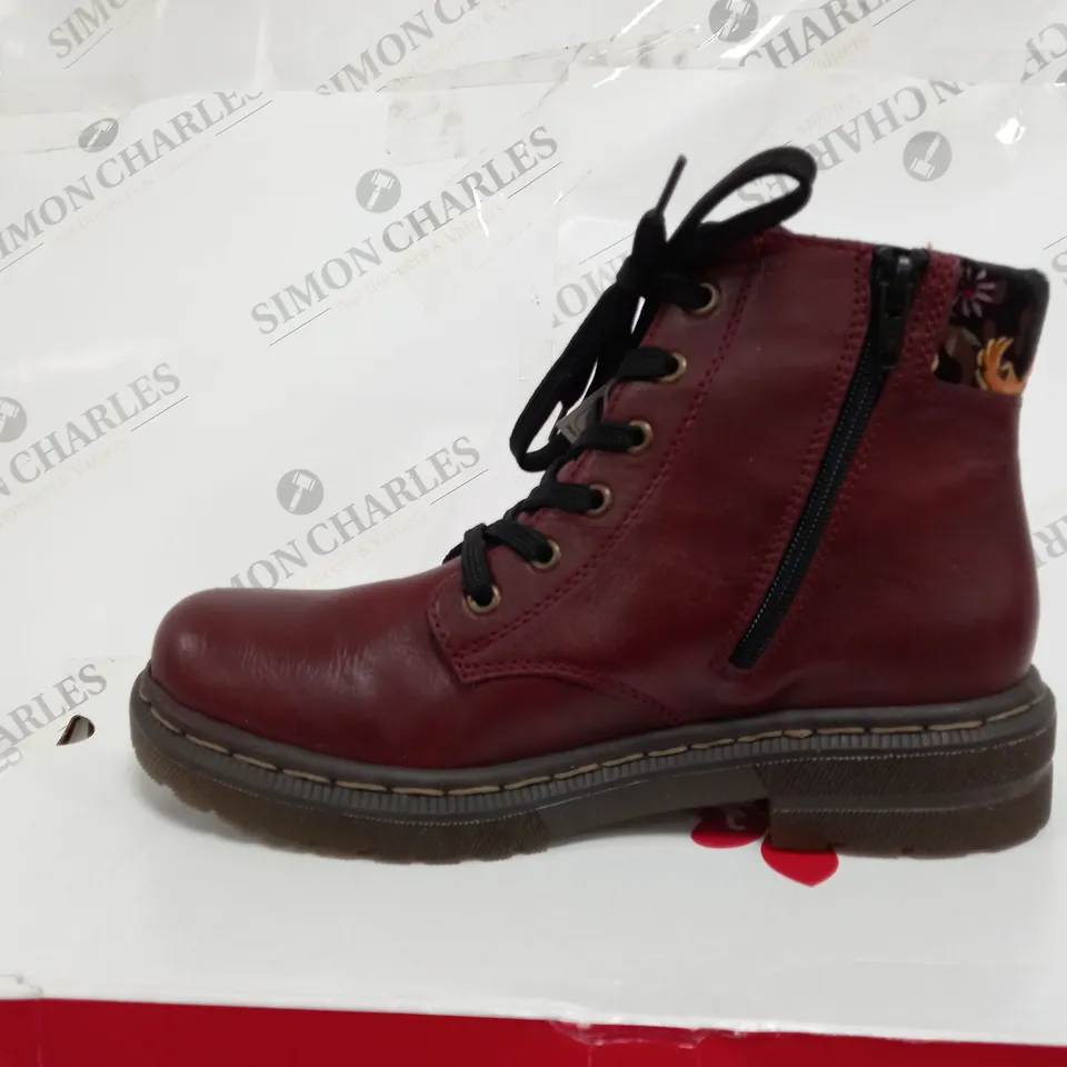 BOXED PAIR OF RIEKER RED INTEREST COLOUR BOOT SIZE 6