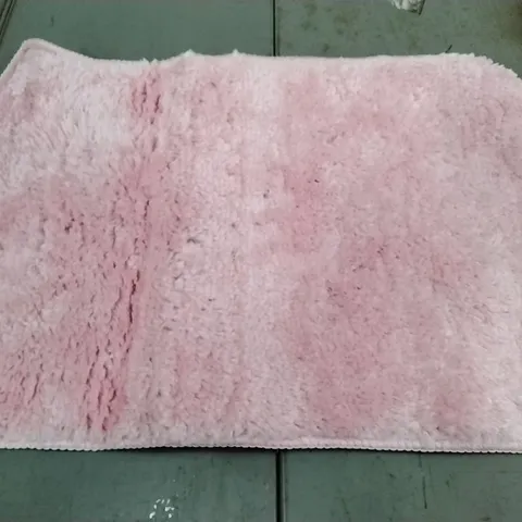 BRAND NEW BATH MAT IN DARK PINK - SIZE 40CM X 55CM 