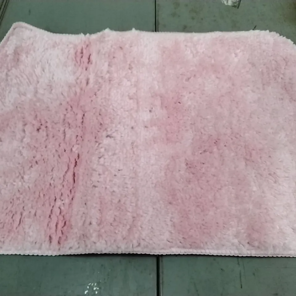 BRAND NEW BATH MAT IN DARK PINK - SIZE 40CM X 55CM 