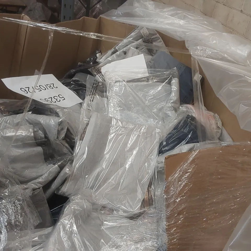 PALLET CONTAINING APPROXIMATELY 500x BRAND NEW ASSORTED DESIGNER CLOTHING ITEMS INCLUDING: JD WILLIAMS JEANS, DENIM JUMPSUITS ECT