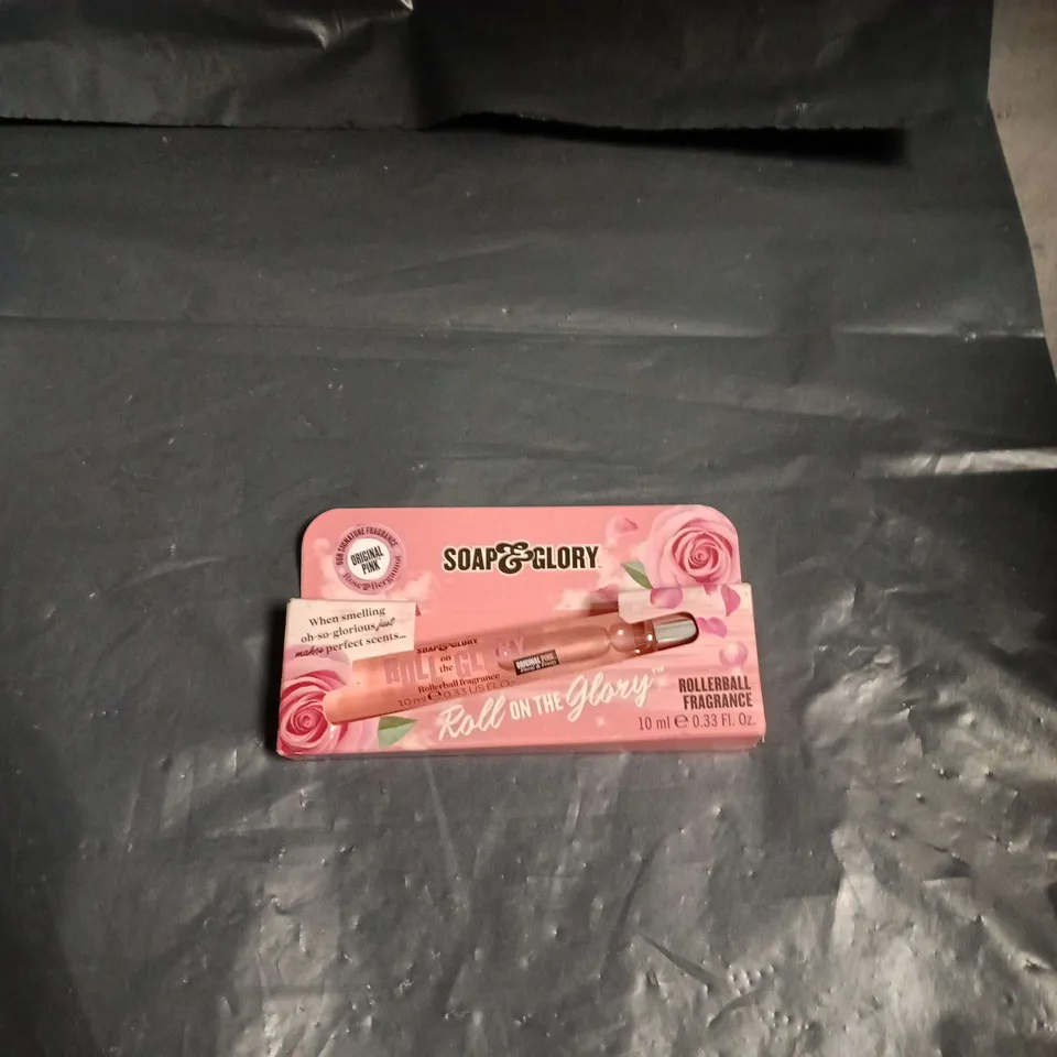 APPROXIMATELY 20 ASSORTED HEALTH AND BEAUTY ITEMS INCLUDING SANEX SHOWER GEL , BOOTS EYE MAKEUP REMOVER LOTION AND SOAP & GLORY ROLLERBALL FRAGRANCE 